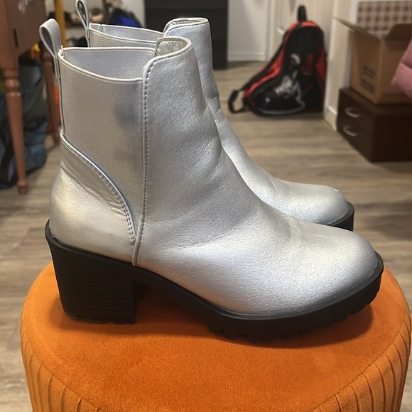 Mod Cloth Silver Heeled Ankle Boots - Picture 2 of 11